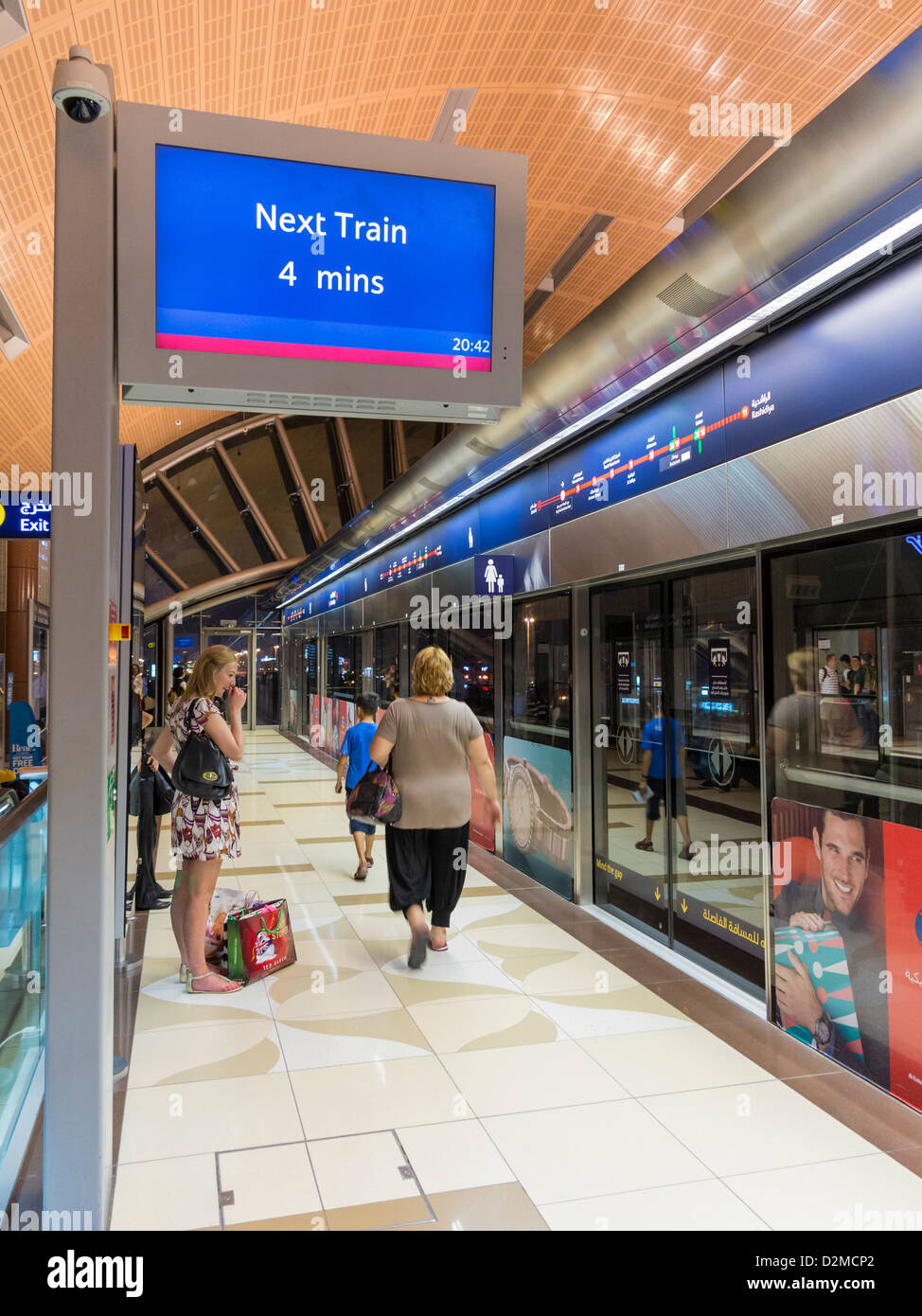 A Dubai La stazione della metropolitana platform Foto Stock