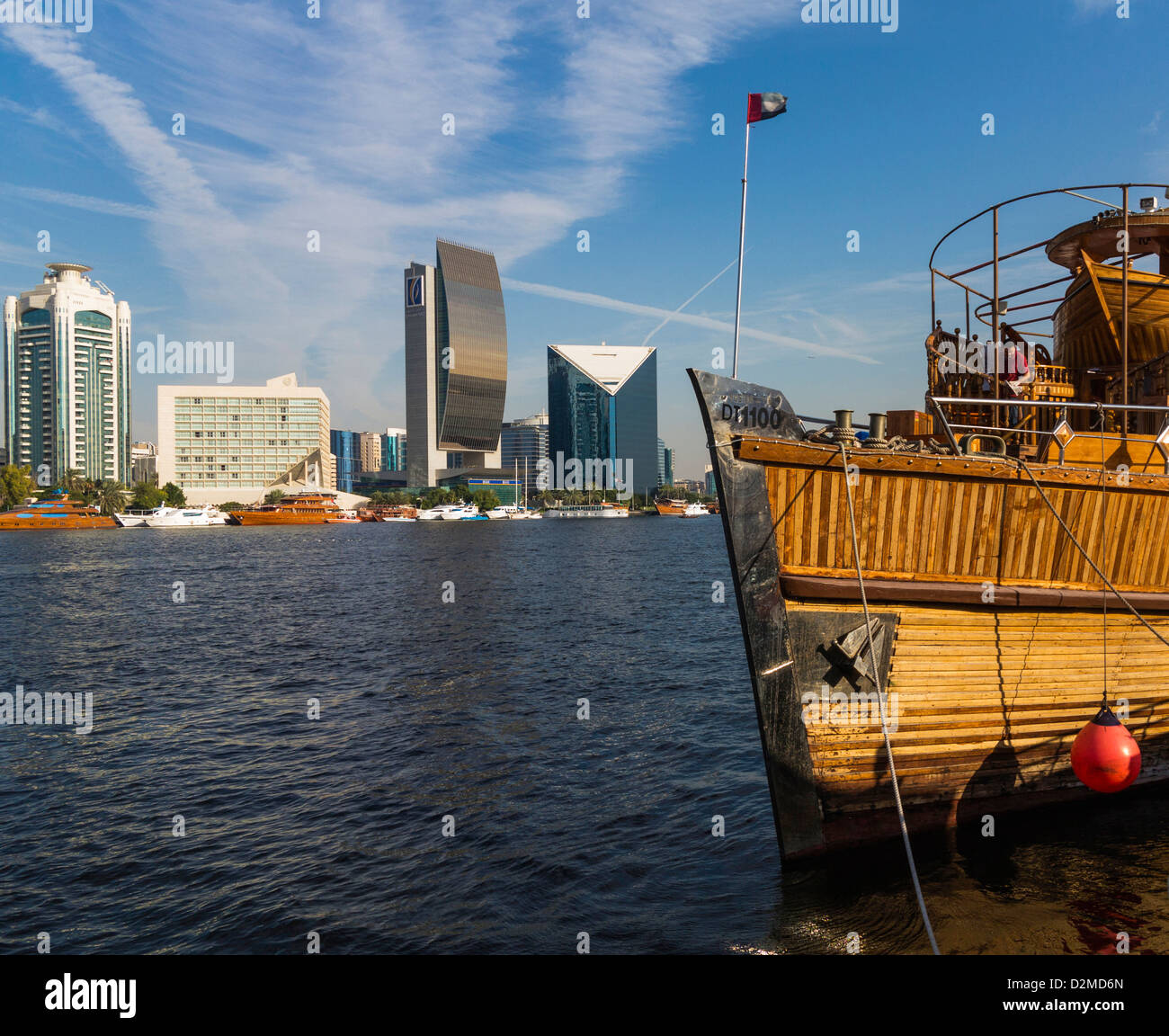 Dubai Creek con nuovi edifici inc Banca di Dubai e la Camera di Commercio (sulla destra) con una barca dhow in primo piano. Foto Stock