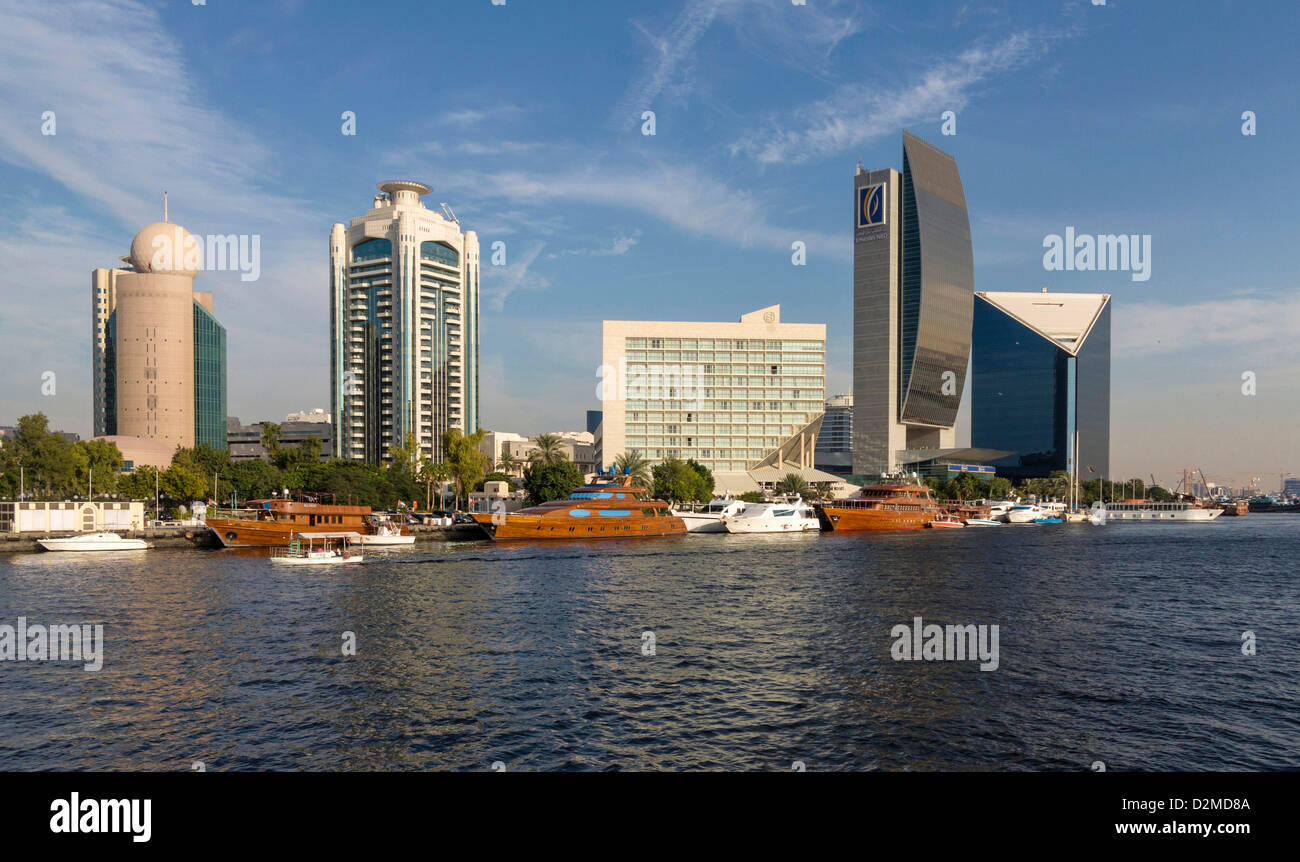Edifici inc Sheraton Hotel, Banca di Dubai e Dubai Camera di Commercio (ultimi 3 edifici sulla destra) in tutta Dubai Creek. Foto Stock