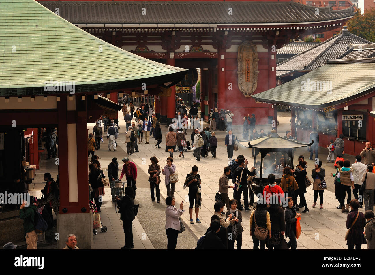 Visiors e turisti affollano il bruciatore di incenso o koro al tempio di Sensoji, Asakusa, Tokyo Foto Stock