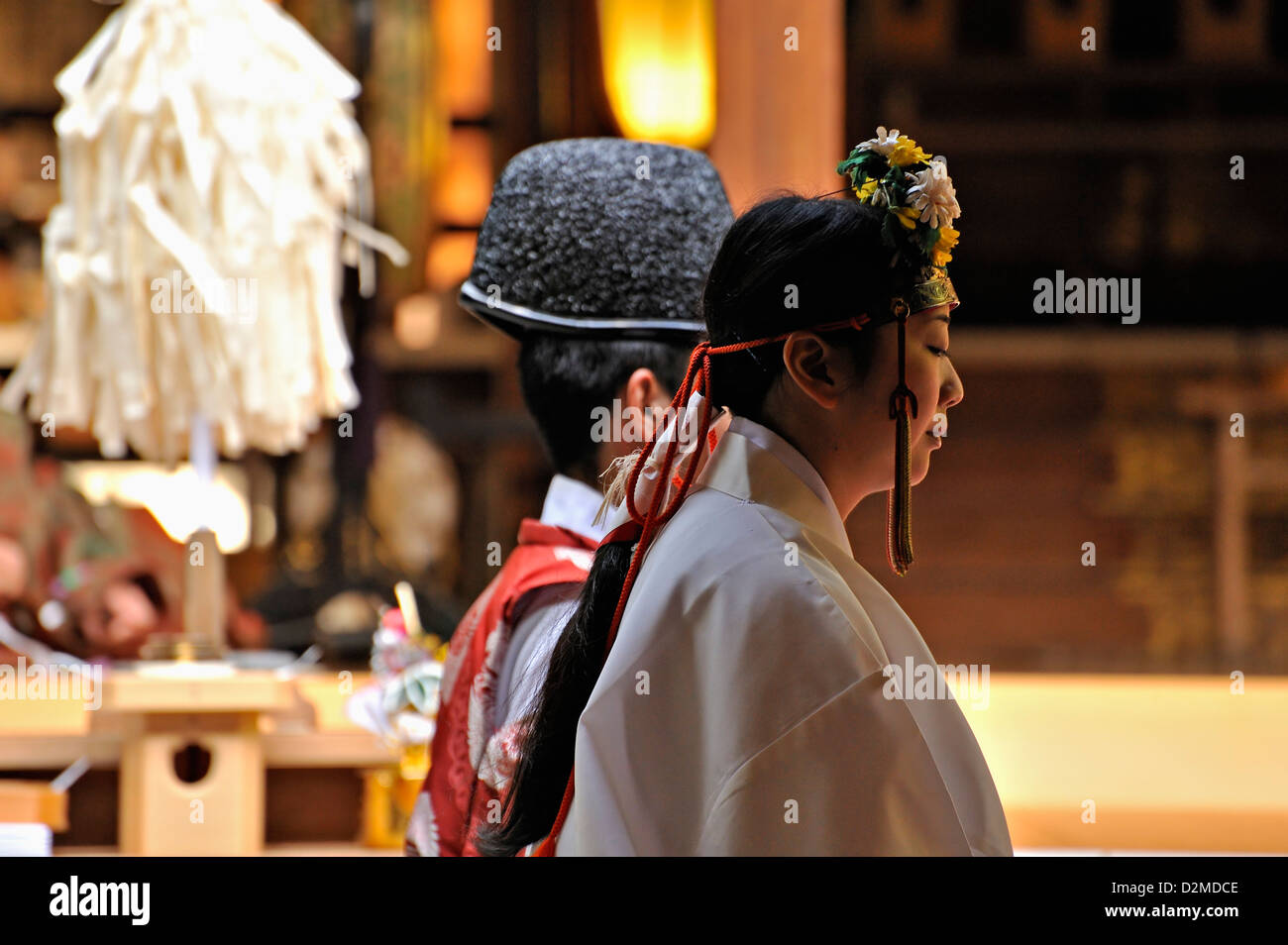 Lo Shintoismo sacerdote helper e a un matrimonio cerimonia al santuario Nogi nel centro di Tokyo Foto Stock