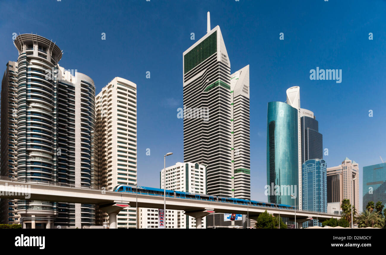 Il Dubai treno Metro in esecuzione nella parte anteriore della Sheikh Zayed Rd, Dubai, UAE Foto Stock