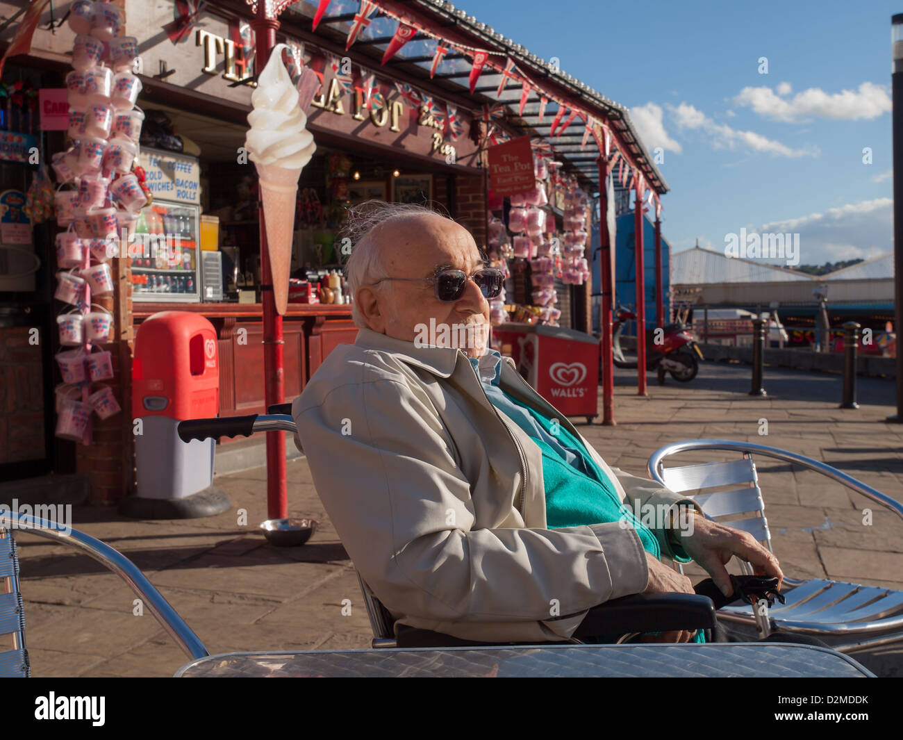 Uomo anziano avente giornata al mare Foto Stock