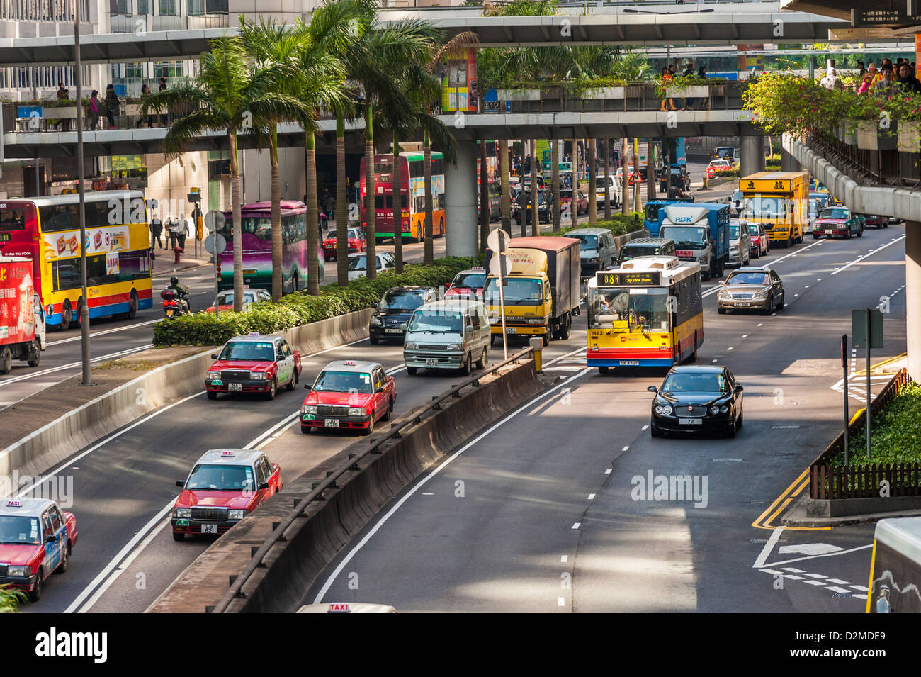 Il traffico su un centro città via autostrada, Hong Kong Foto Stock