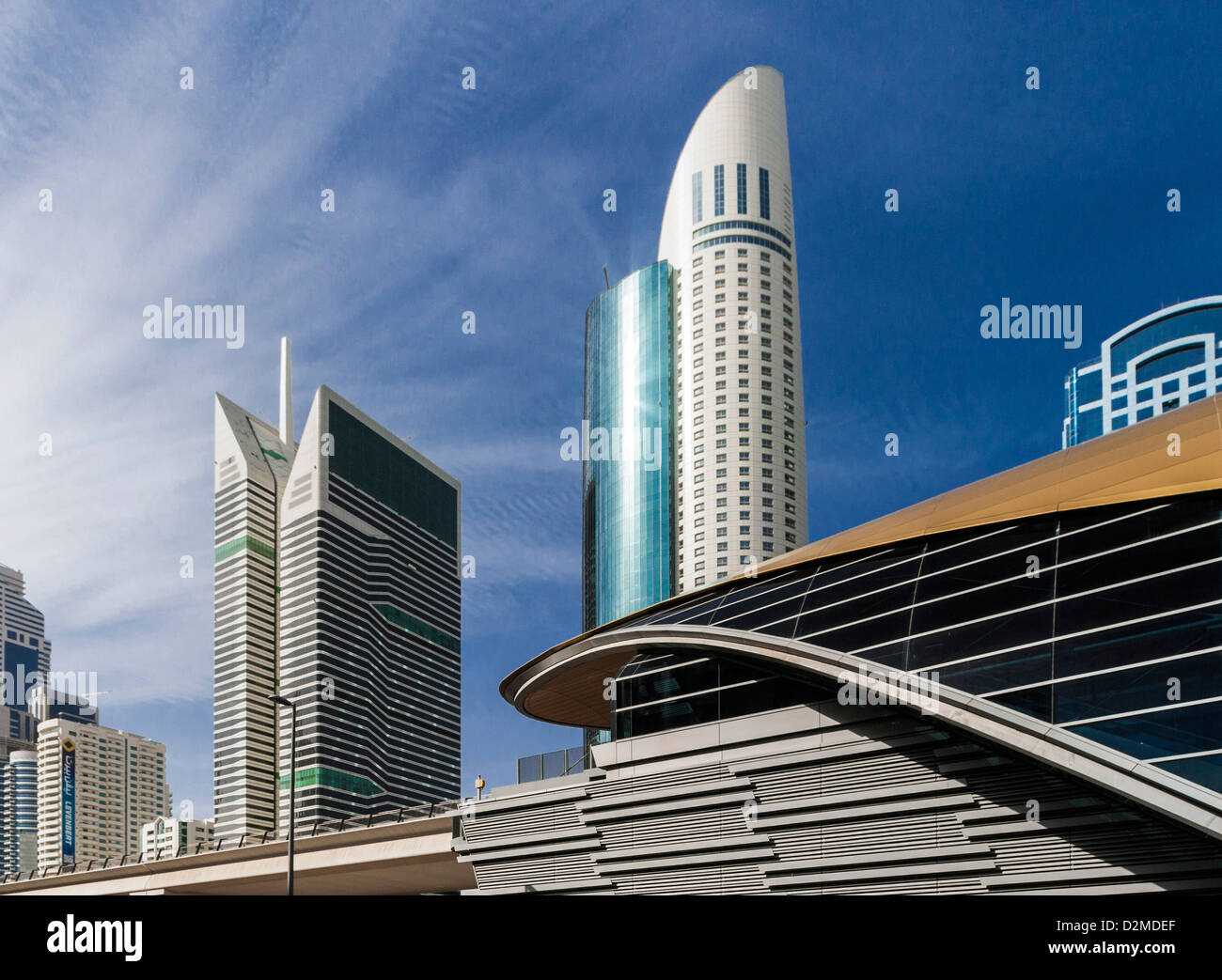 Dubai, UAE, la stazione metro e grattacieli Foto Stock
