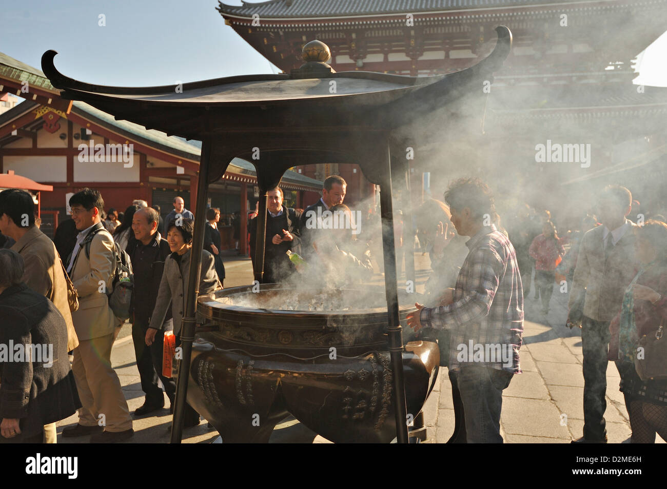 Visiors e turisti affollano il bruciatore di incenso o koro al tempio di Sensoji, Asakusa, Tokyo Foto Stock