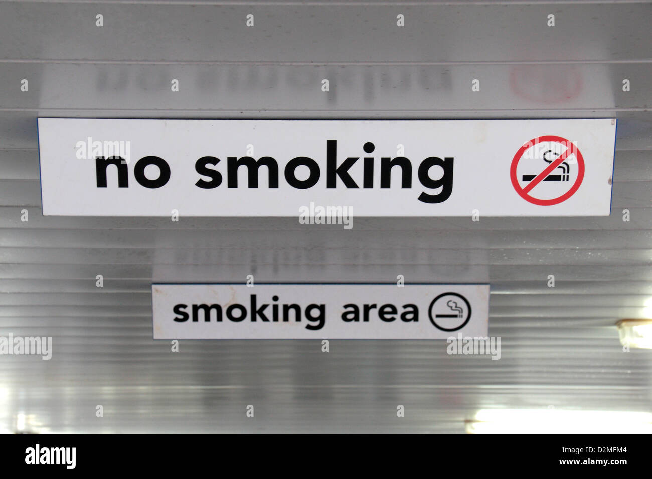 Segni rilevando la variazione da un 'no fumatori' area a un "fumare area' su un canale trasversale del traghetto, Canale Inglese UK-Francia. Foto Stock