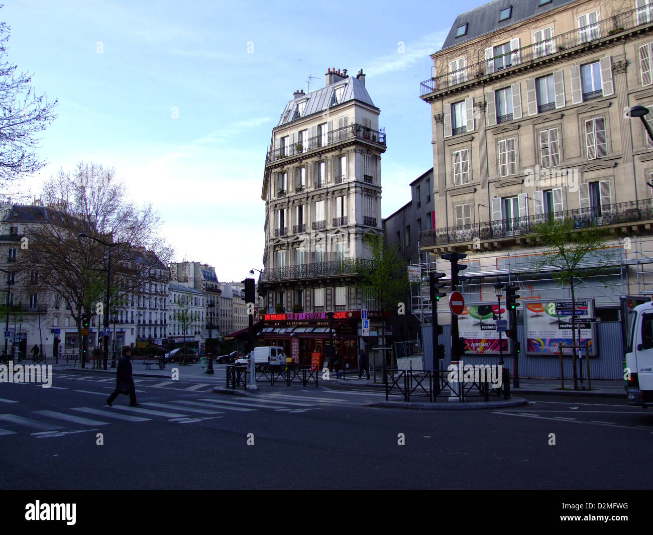 Le case di Parigi, in Francia, riflettono il ricco patrimonio architettonico della città, con edifici affascinanti sparsi per i suoi quartieri. Lo stile distintivo della città fonde elementi storici e moderni, offrendo un paesaggio urbano diversificato. Foto Stock