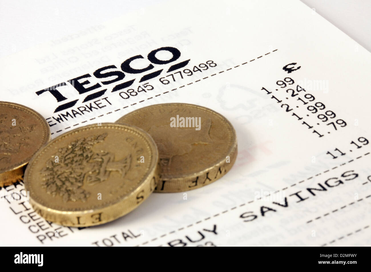 Un supermercato Tesco ricevimento e sterlina inglese e delle monete in euro per illustrare il concetto di Tesco Value ; Regno Unito Foto Stock