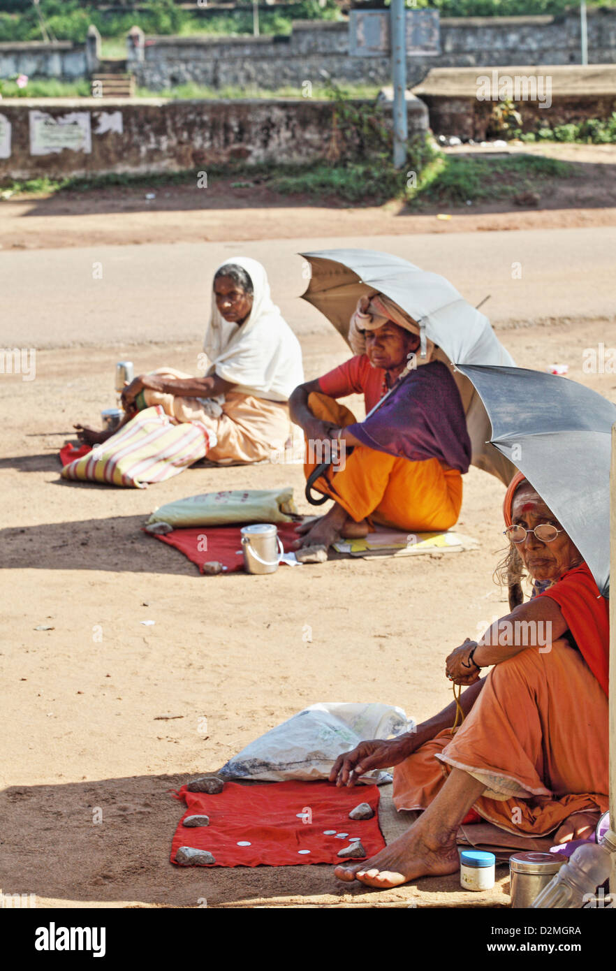 Mendicanti fuori del tempio principale nel santo indiano città di Varkala, nel sud del Kerala Stato/ Foto Stock
