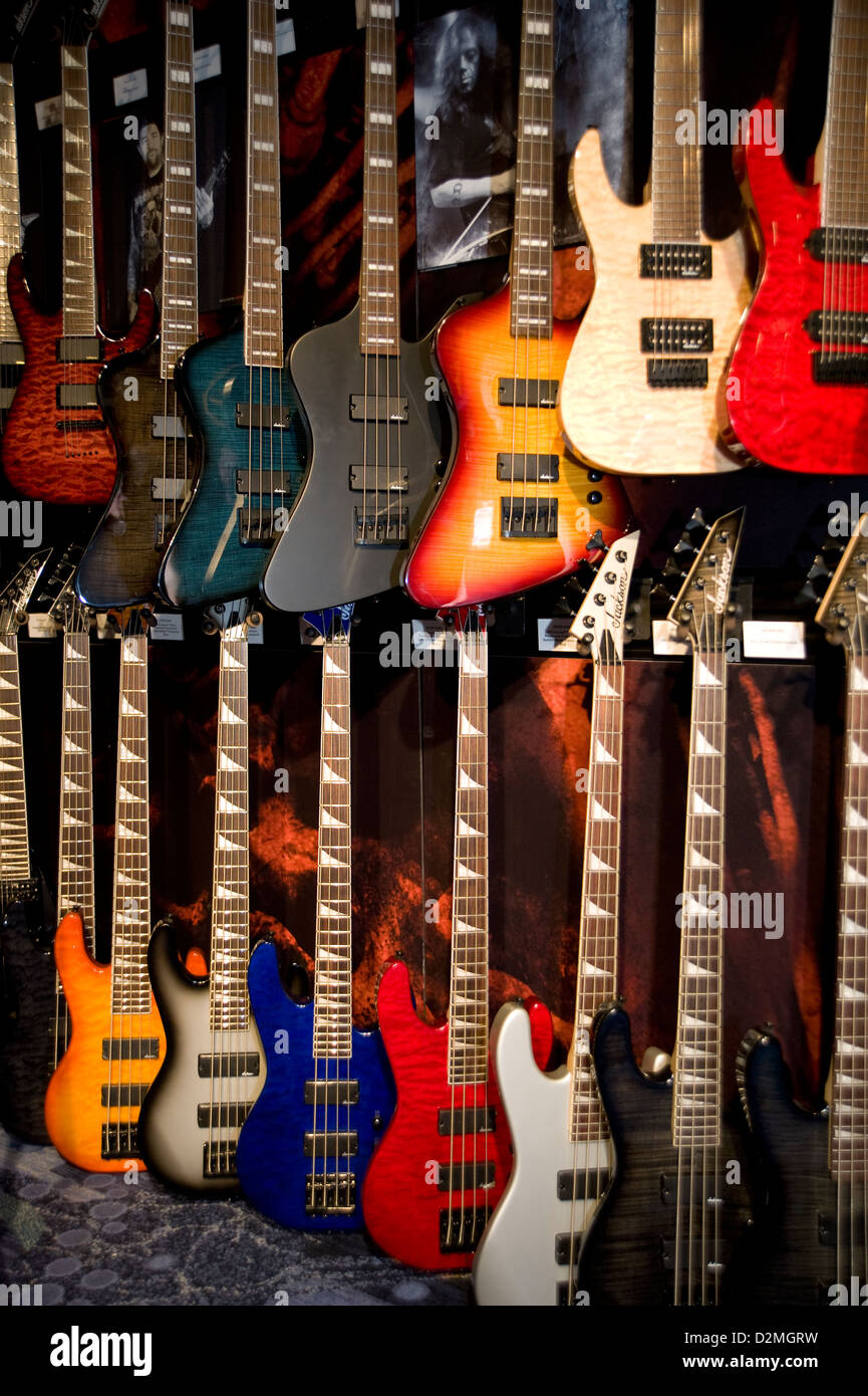 Il parafango chitarre elettriche in esposizione presso lo stand al NAMM convention di Anaheim, California Foto Stock