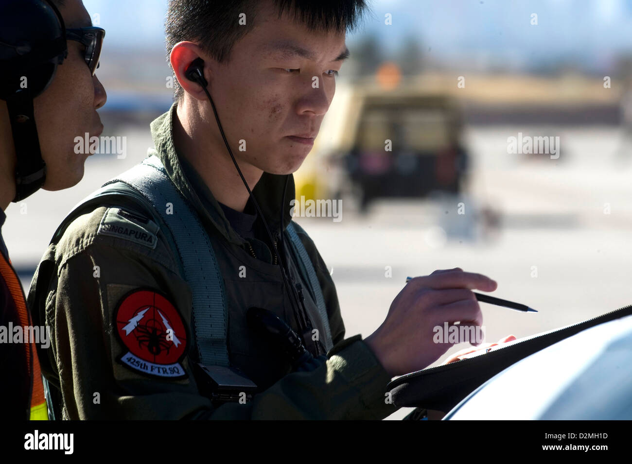 Repubblica di Singapore Air Force aviatori assegnati alla 425th Fighter Squadron a Luke Air Force Base, Ariz., leggere un pre-lista di controllo di volo durante la bandiera rossa 13-2 Gen 21, 2013, presso la Base Aerea Militare di Nellis Nev. Lo squadrone della missione attuale è di fornire advanc Foto Stock