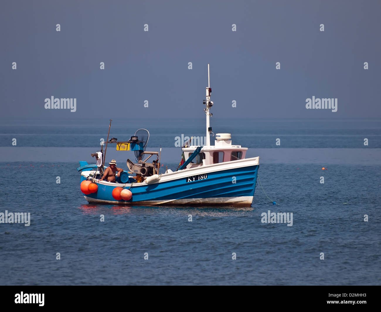 Fascia costiera di barca da pesca al largo della costa di Whitby, North Yorkshire, Foto Stock