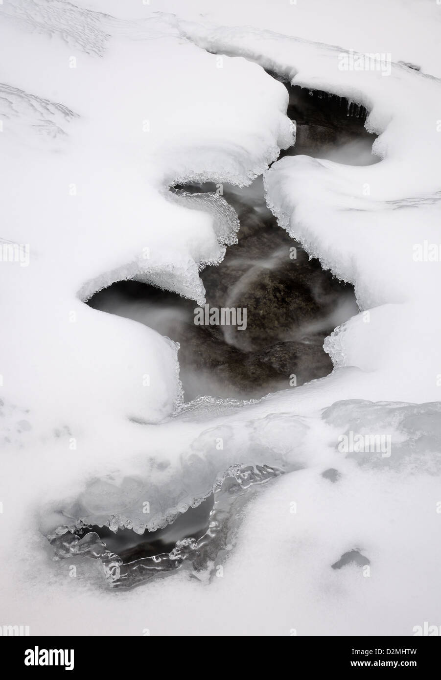 Flusso congelato in inverno nel Lake District inglese Foto Stock