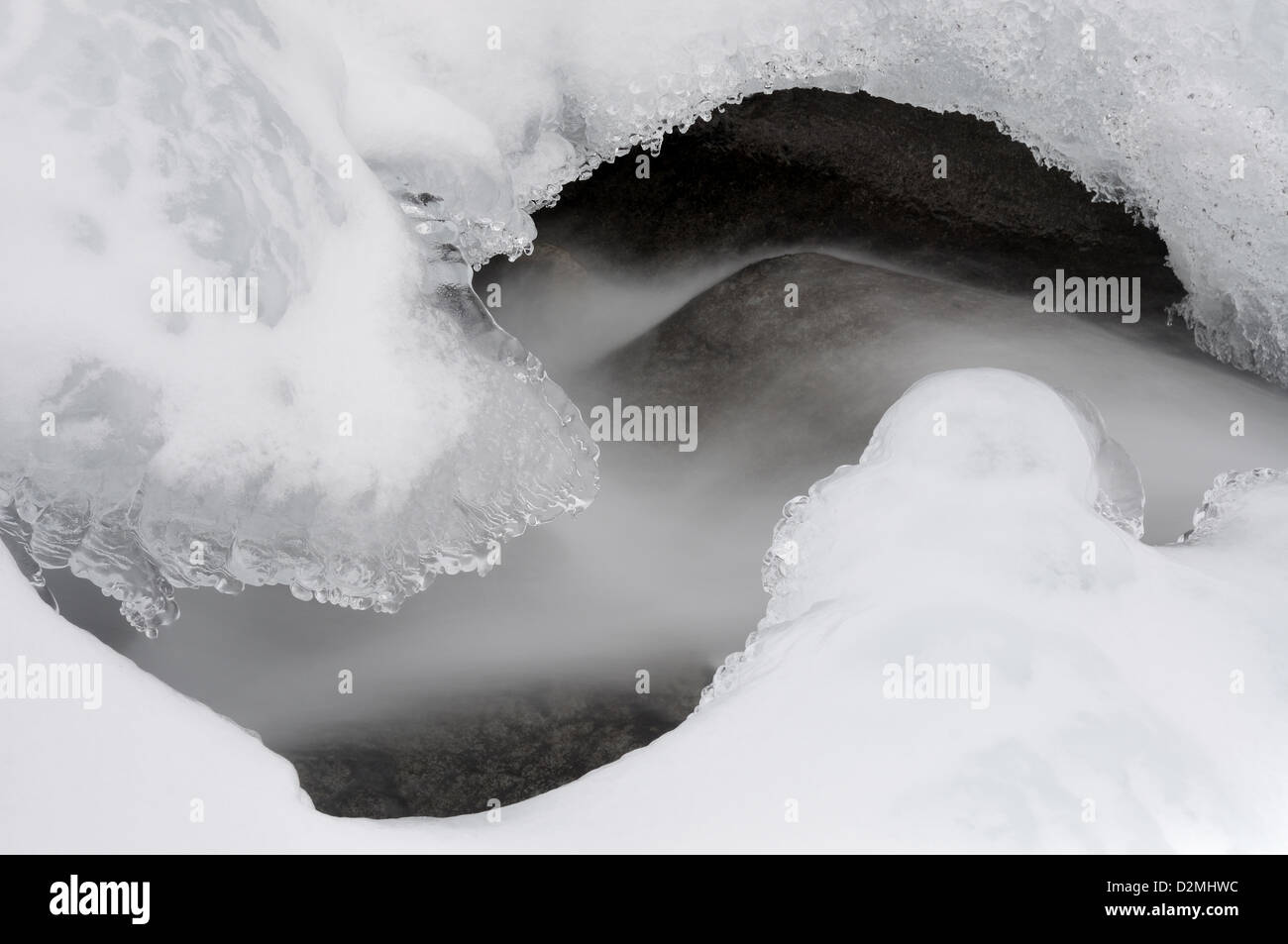Divario nel flusso congelato in inverno nel Lake District inglese Foto Stock