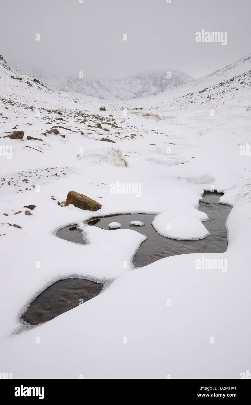 Coperta di neve Styhead Gill in inverno nel Lake District inglese Foto Stock