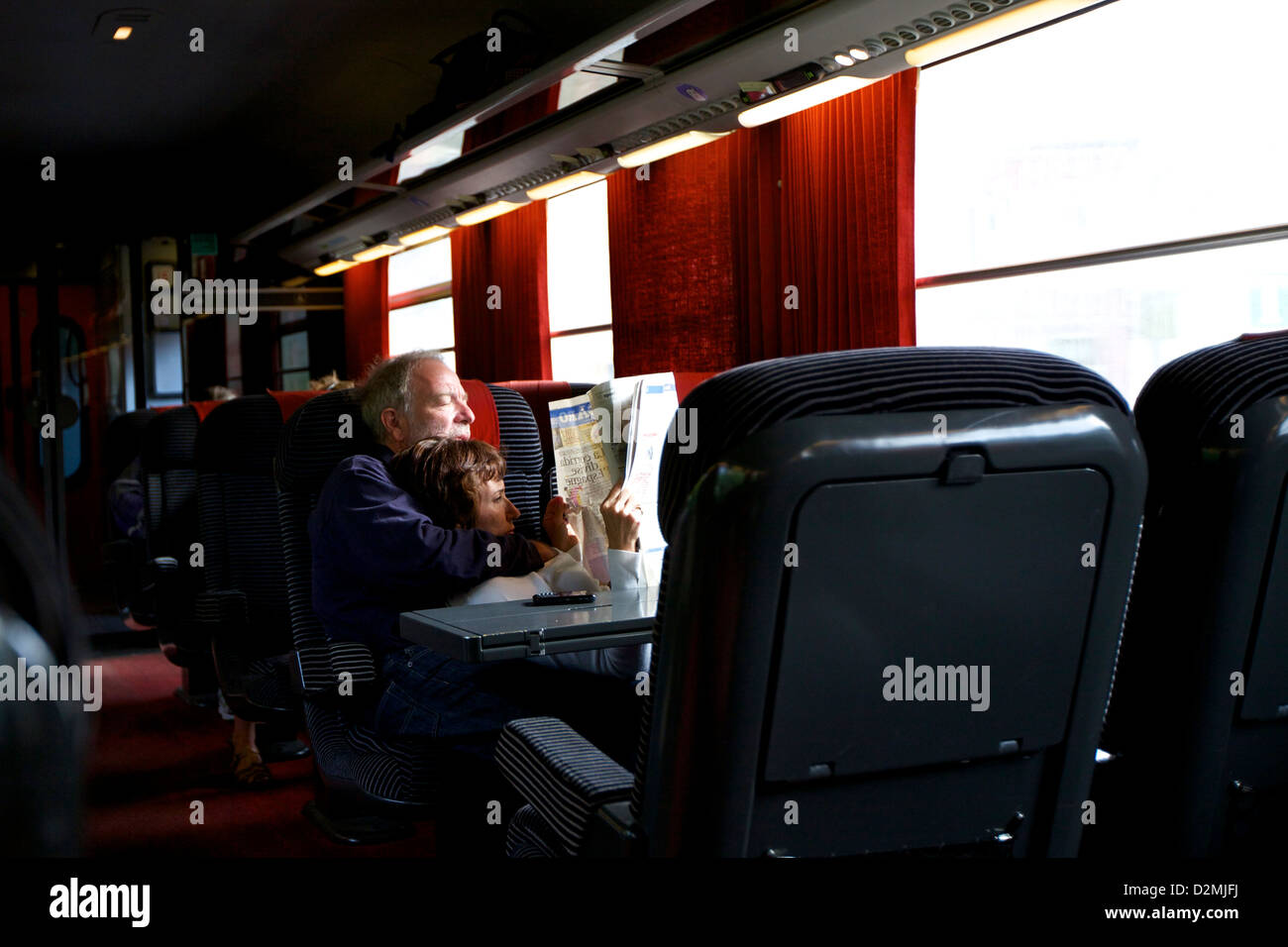Una coppia più anziana che si gode un momento tranquillo insieme in un viaggio in treno da Calais a Parigi, Francia, incarnando amore e compagnia durante il transito Foto Stock