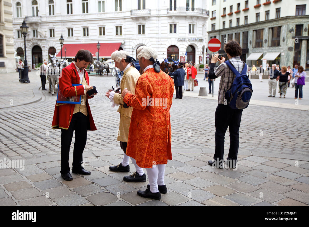 Gli artisti di strada in costumi storici di Vienna, Austria, attirano l'attenzione dei turisti nel vivace centro della città Foto Stock