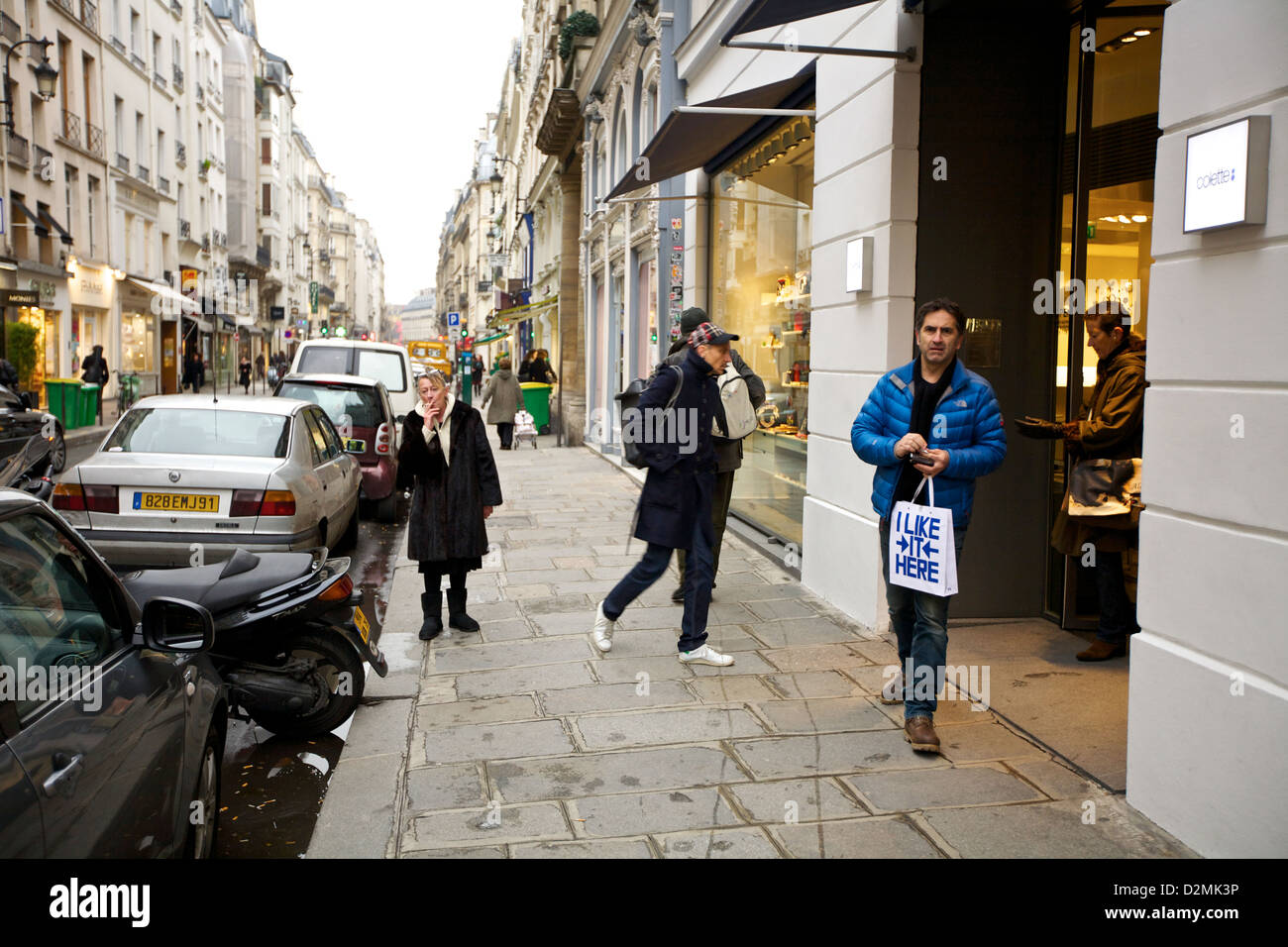 Vista sulla strada all'esterno del negozio Colette nel 1° arrondissement, Parigi, Francia, con negozi, pedoni, e vivace cultura urbana parigina Foto Stock