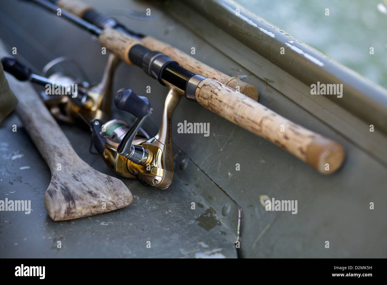 Pali da pesca con corazzate che riposano su una barca sul lago Iliamna, Alaska Foto Stock