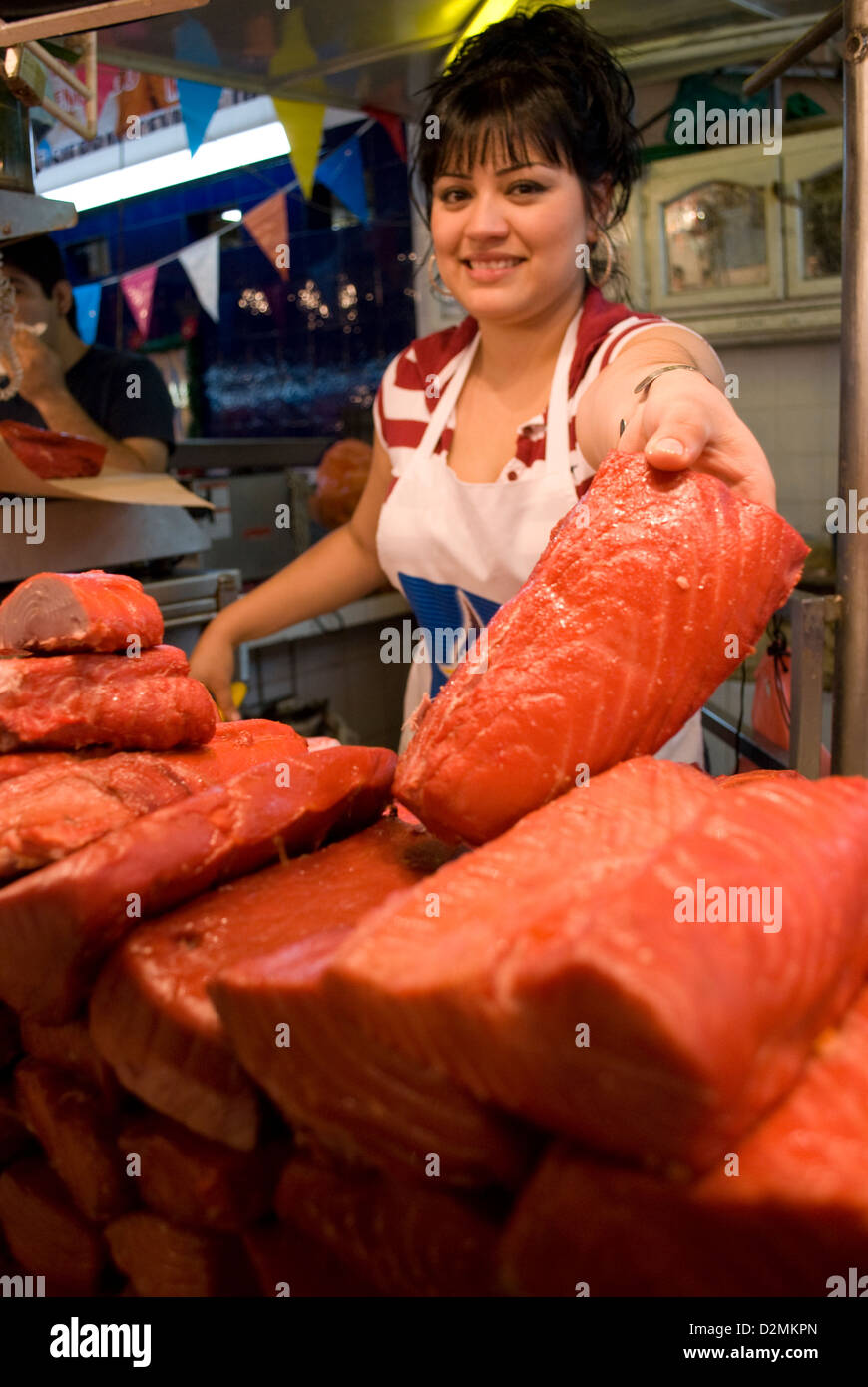 La donna pesce monger, Merchado,mazatlan, Messico visualizza un taglio del pesce spada in vendita. Foto Stock
