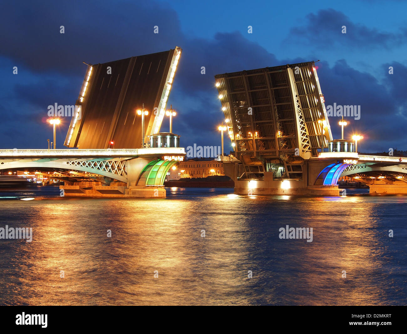 Blagoveshchensky ponte (tenente Schmidt ponte) a San Pietroburgo, Russia, durante le notti bianche Foto Stock