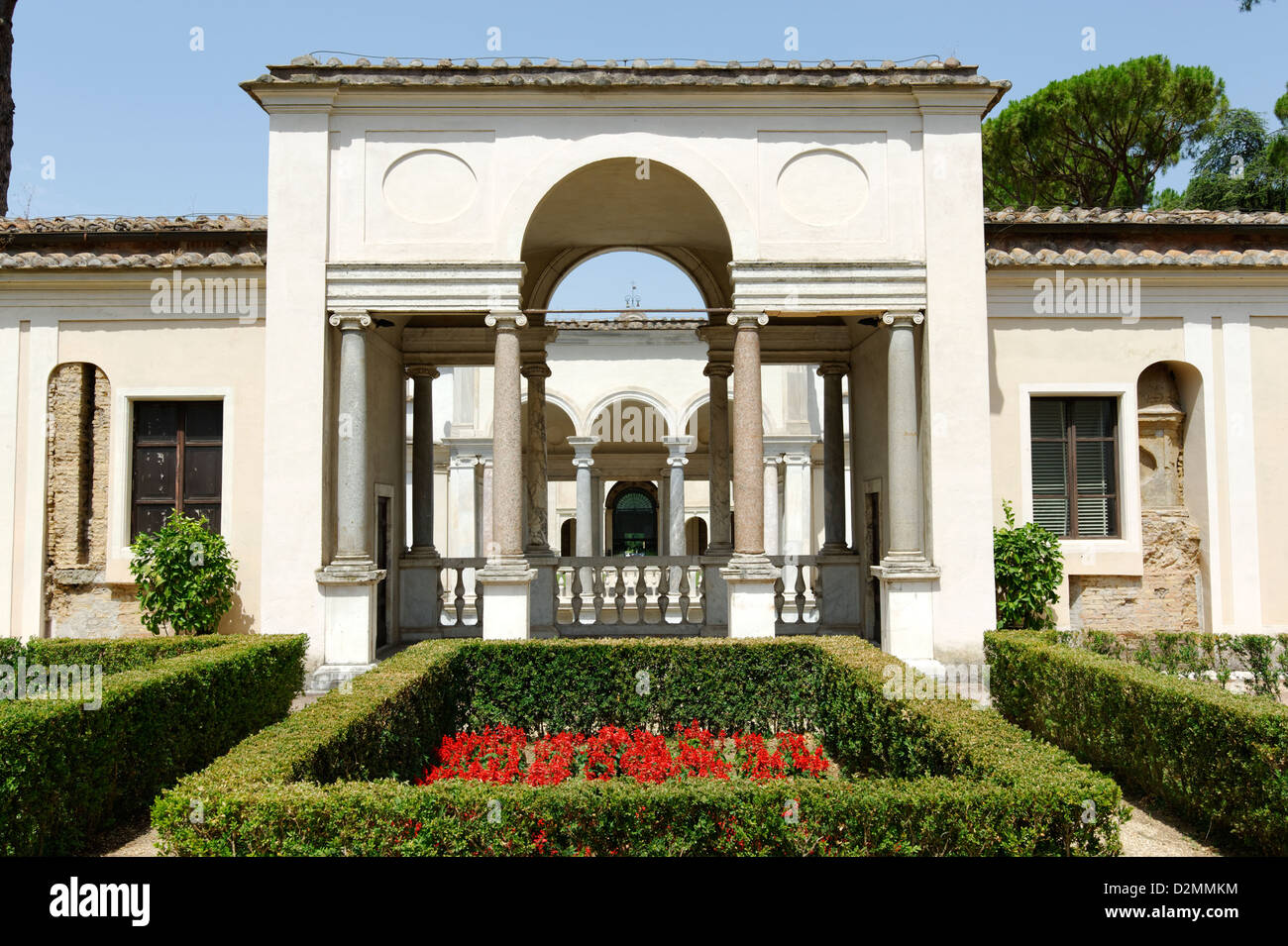 Villa Giulia. Roma. L'Italia. Vista dalla villa giardini di uno dei saloni colonnato che si affacciano sul Ninfeo. Foto Stock