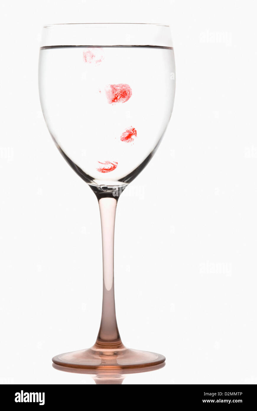 Bicchiere da vino con impronte digitali Foto Stock