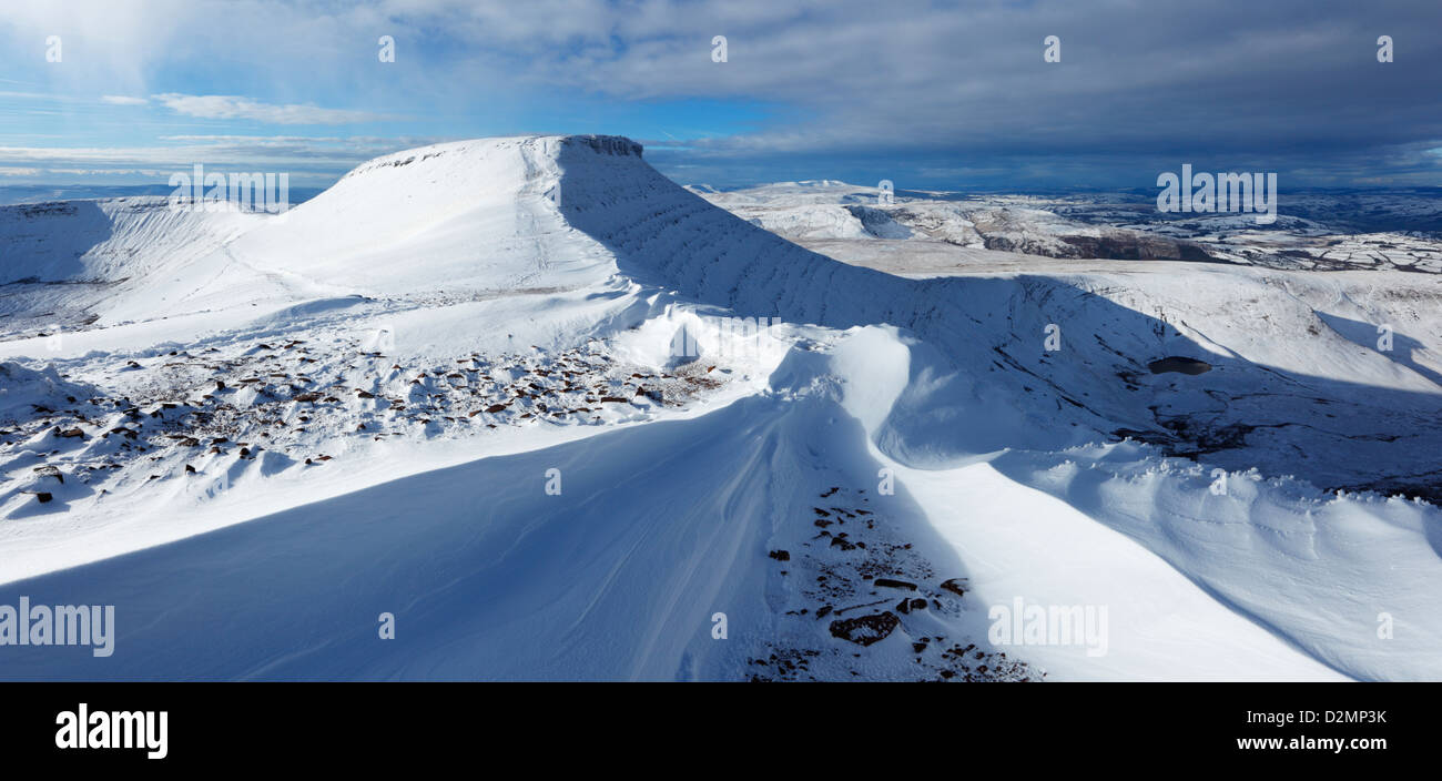 Il mais Du coperto di neve. Parco Nazionale di Brecon Beacons, Powys, Wales, Regno Unito. Foto Stock