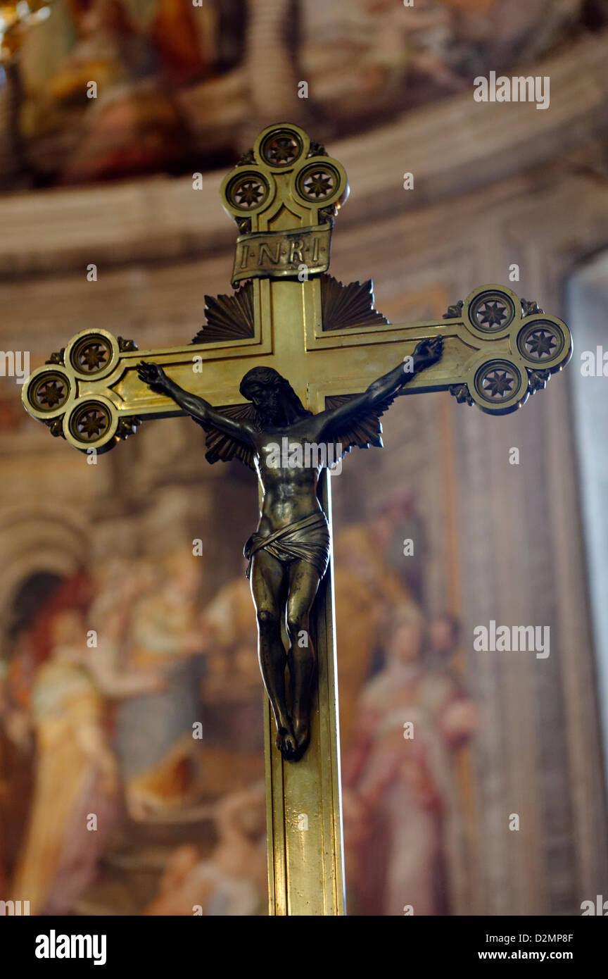 Roma. L'Italia. Vista della scultura di Gesù Cristo sulla croce all'interno di  San Pietro in Vincoli (San Pietro in Catene) basilica Foto stock - Alamy