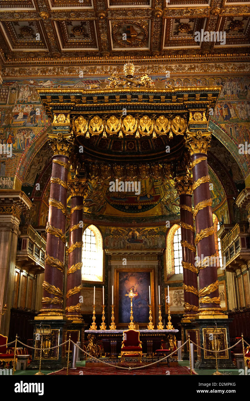 Roma. L'Italia. Vista del baldacchino o tettoia sopra l altare maggiore all'interno della Basilica di Santa Maria Maggiore Foto Stock