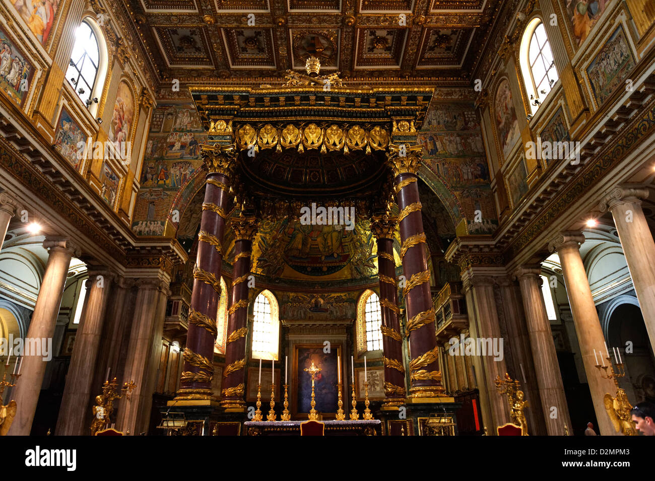 Roma. L'Italia. Vista del baldacchino o tettoia sopra l altare maggiore all'interno della Basilica di Santa Maria Maggiore. Foto Stock
