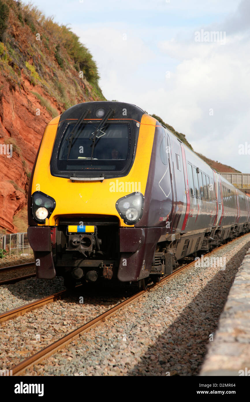 Un treno diesel si avvicina a Dawlish, una piccola città nel South Devon Coast Foto Stock