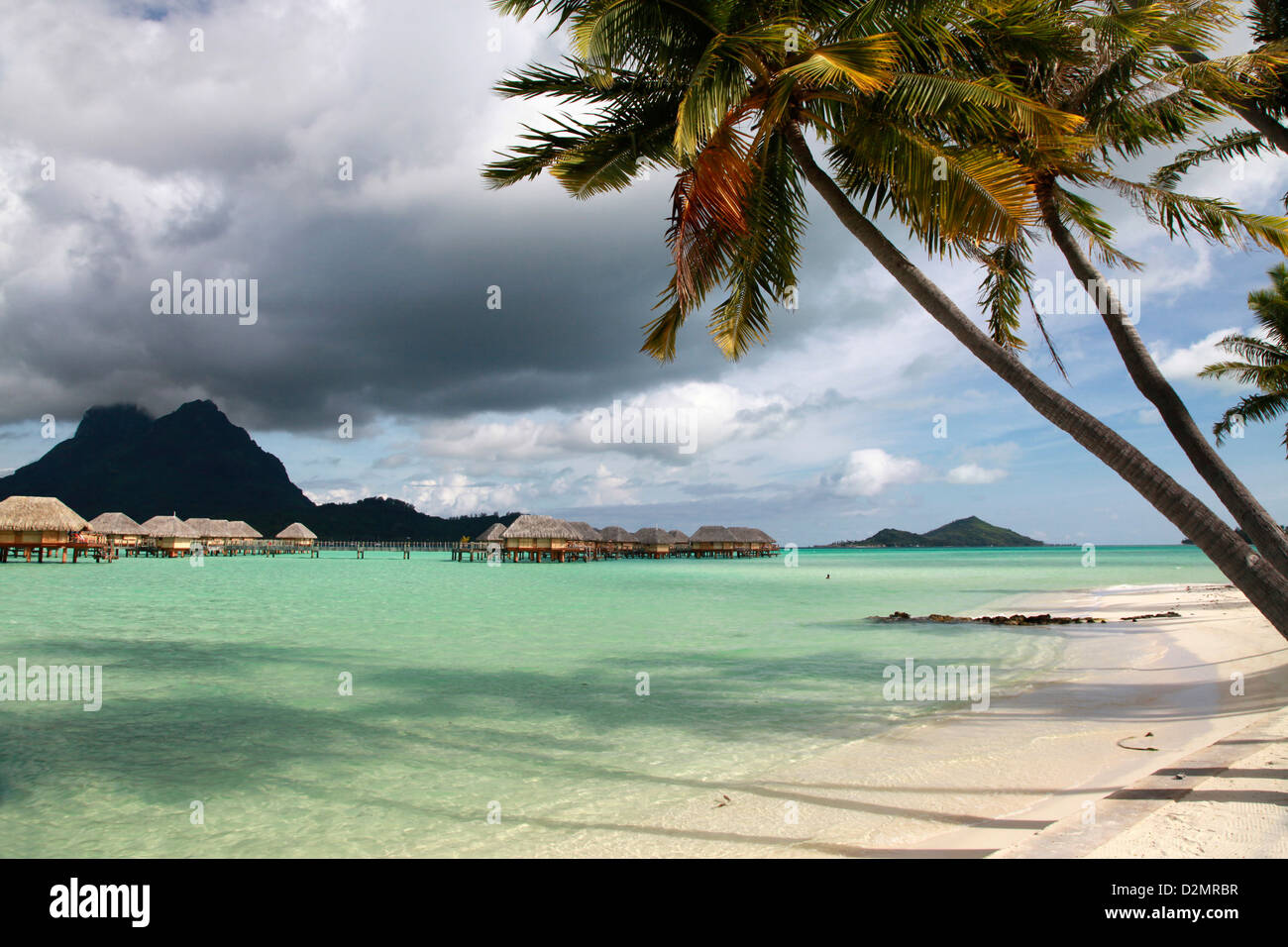 La spiaggia e la laguna di Bora Bora Foto Stock