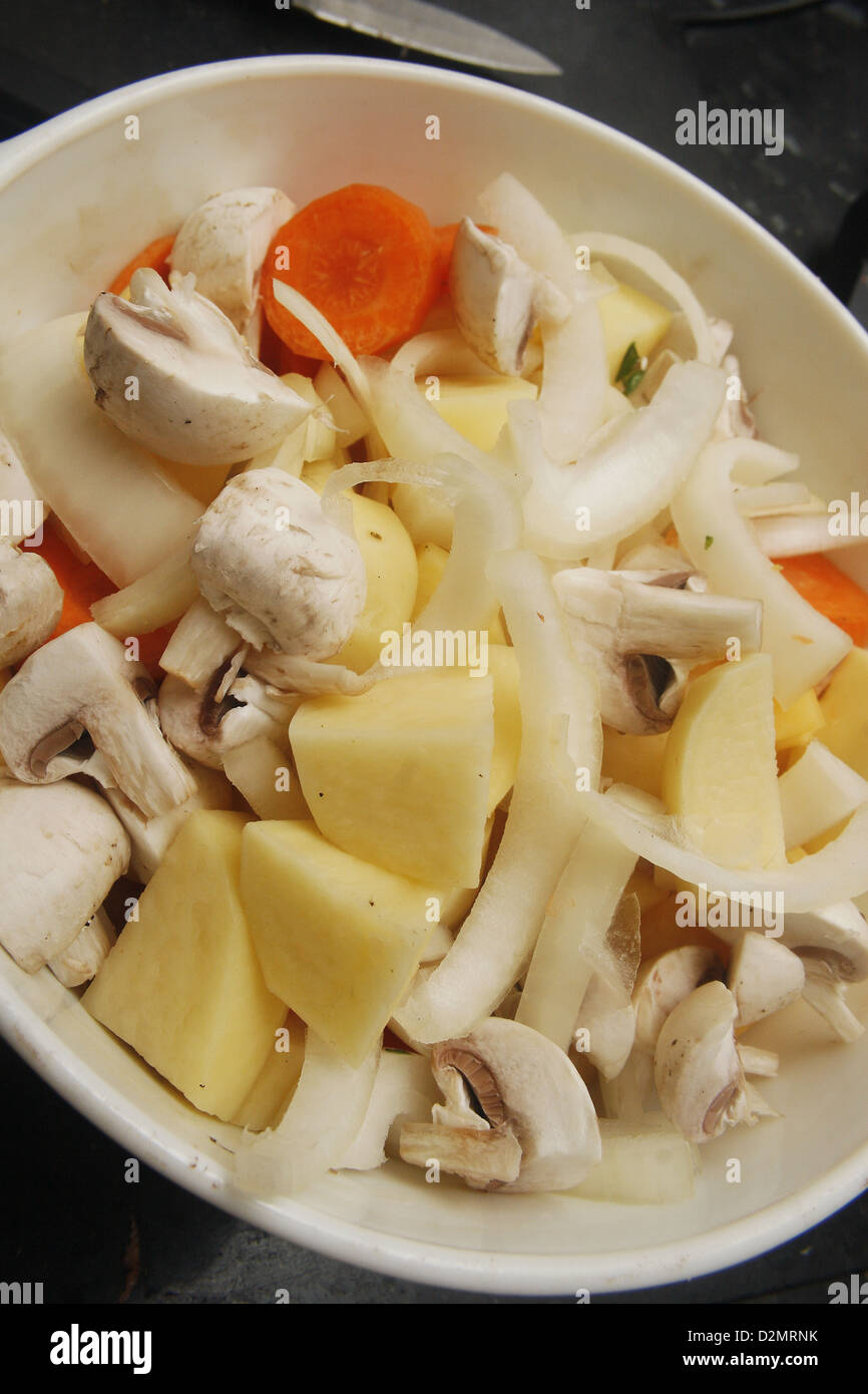 Materie casseruola gli ingredienti in un grande piatto bianco Foto Stock