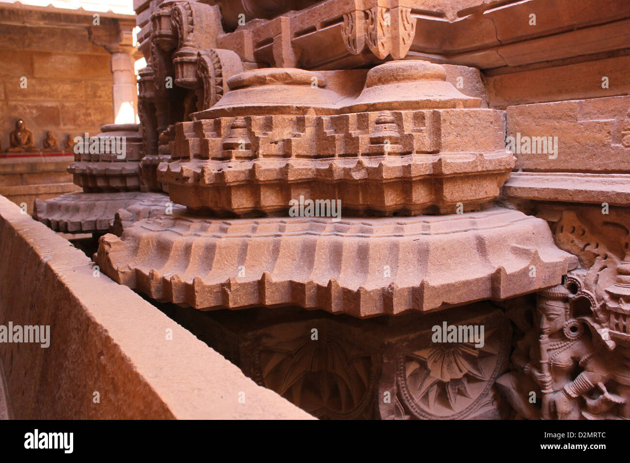 Intricato giallo decorativo sculture in pietra arenaria a tempio Jain jaisalmer Rajasthan in India Foto Stock