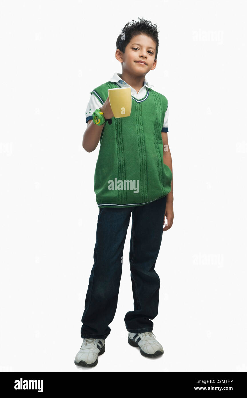 Ritratto di un ragazzo di bere cioccolata calda Foto Stock