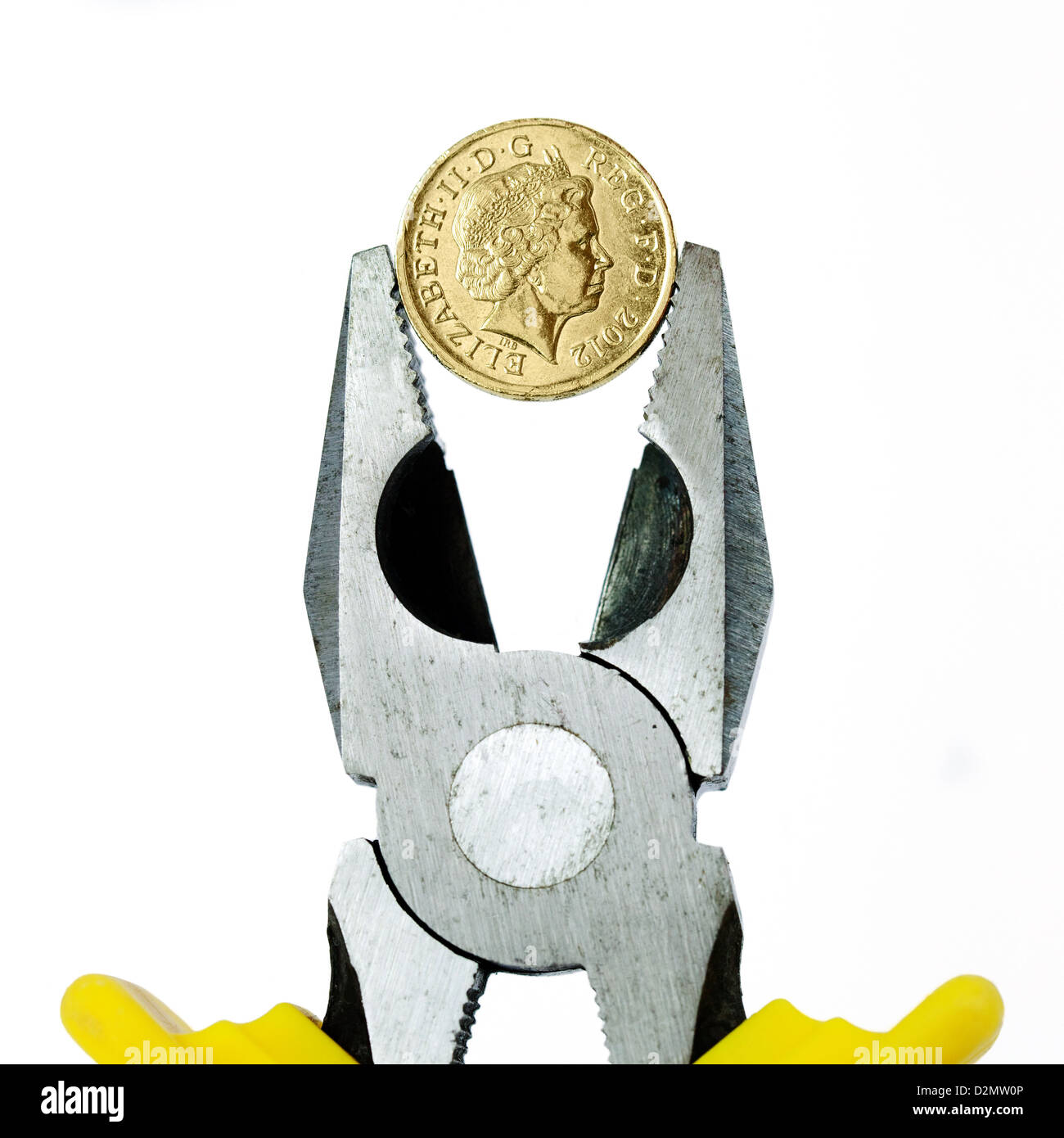 Uno britannico pond coin afferrata da una coppia di pinze - Concetto di immagine per l'economia del Regno Unito Foto Stock