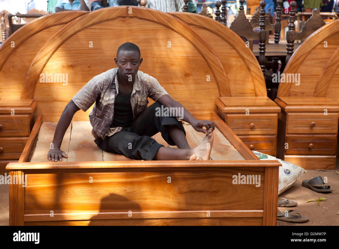 NAMPULA, Mozambico, Maggio 2010 : MERCATO DI DOMENICA - letto in legno Cornici per la vendita. Foto di Mike Goldwater Foto Stock