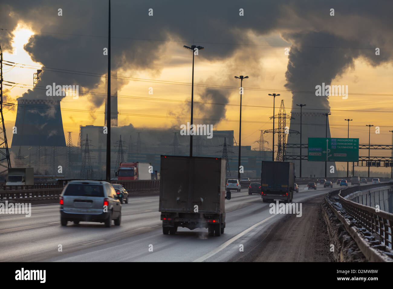 Città modo ad anello con le automobili e inquinamento atmosferico da calore elettrico impianto di generazione a San Pietroburgo, Russia Foto Stock