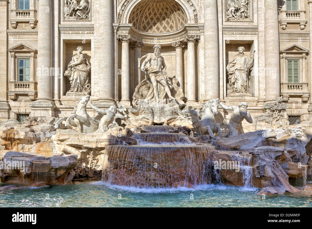 La facciata della celebre Fontana di Trevi a Roma, Italia. Foto Stock