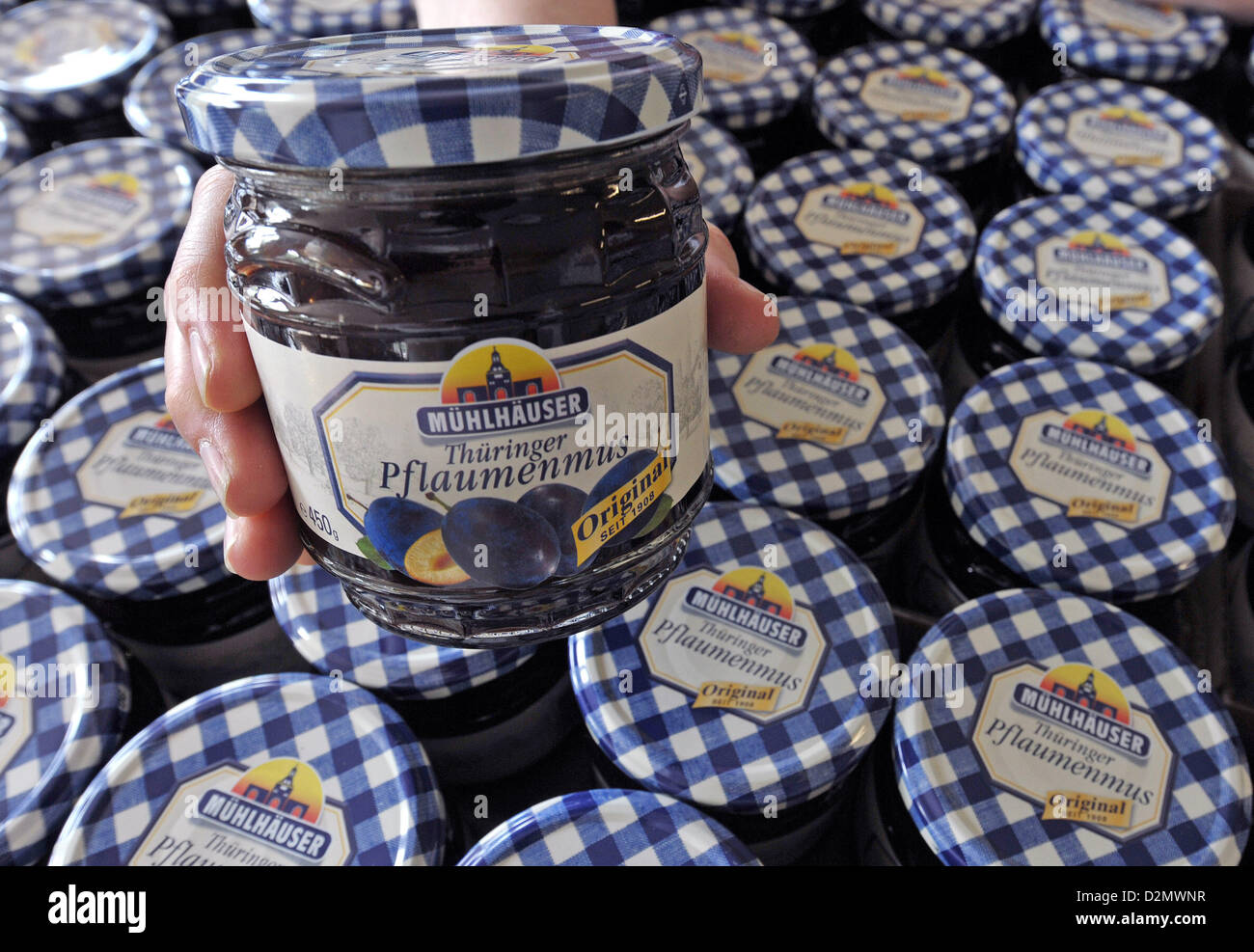 Confettura di prugne bicchieri sono illustrati a Mühlhäuser Pflaumenmus Manufaktur GmbH (Mühlhäuser confettura di prugne produttore) in Mühlhausen, Germania, 15 giugno 2010. La società è leader di mercato in Germania con una 25-percento di condividere. Foto: Martin Schutt Foto Stock