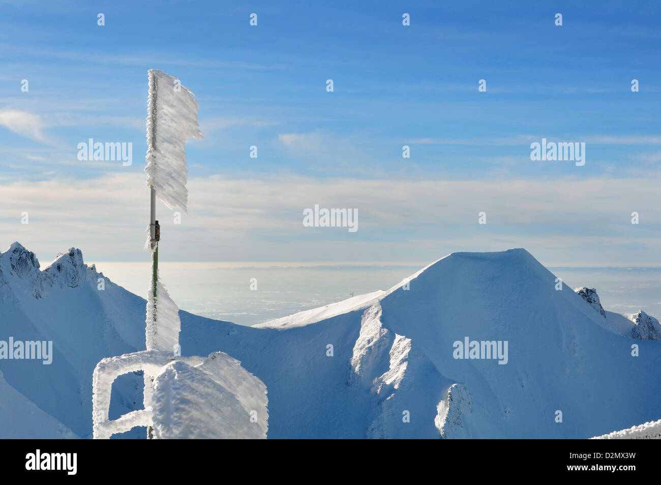 Congelati a freddo la neve su un palo sulla cima di una montagna in inverno Foto Stock