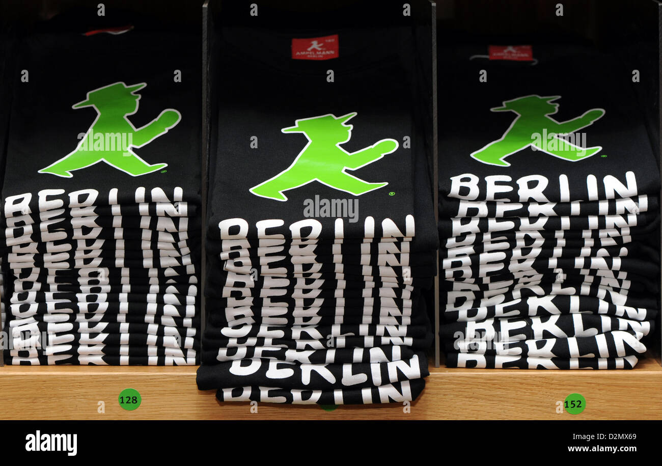 T-shirt con il verde Ampelmännchen sono illustrati nel Ampelmann shop al  Gendarmenmarkt a Berlino, Germania, 28 novembre 2012. Il Ampelmännchen  (poco traffico luce l'uomo) della Germania orientale è stato il primo  semaforo