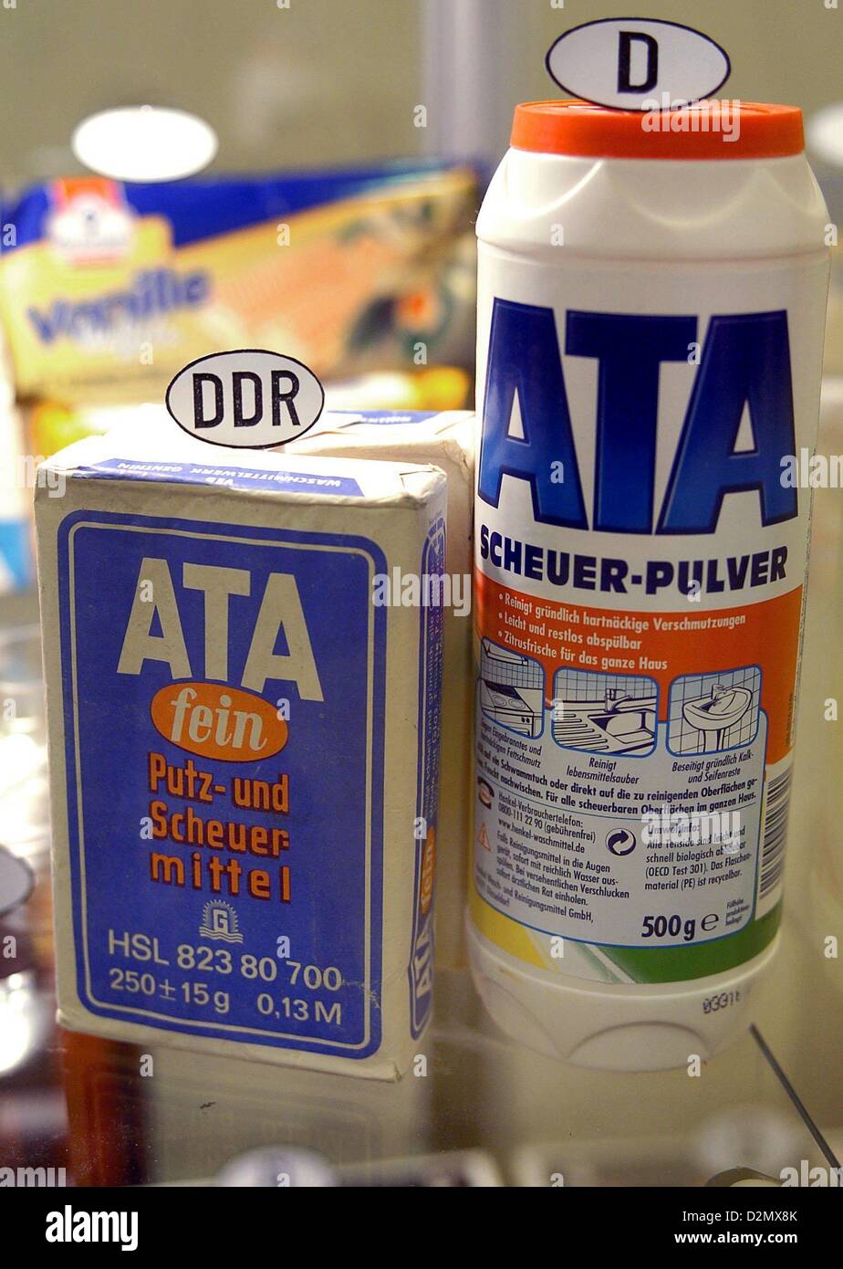 L'agente pulente ATA è raffigurato nella sua vecchia (l) e un nuovo imballaggio in una piccola mostra presso la 1. Norddeutschen Ostproduktemesse (tedesco orientale Prodotti commercio Equo) in Schwerin, Germania, 20 febbraio 2004. Foto: Jens Büttner Foto Stock