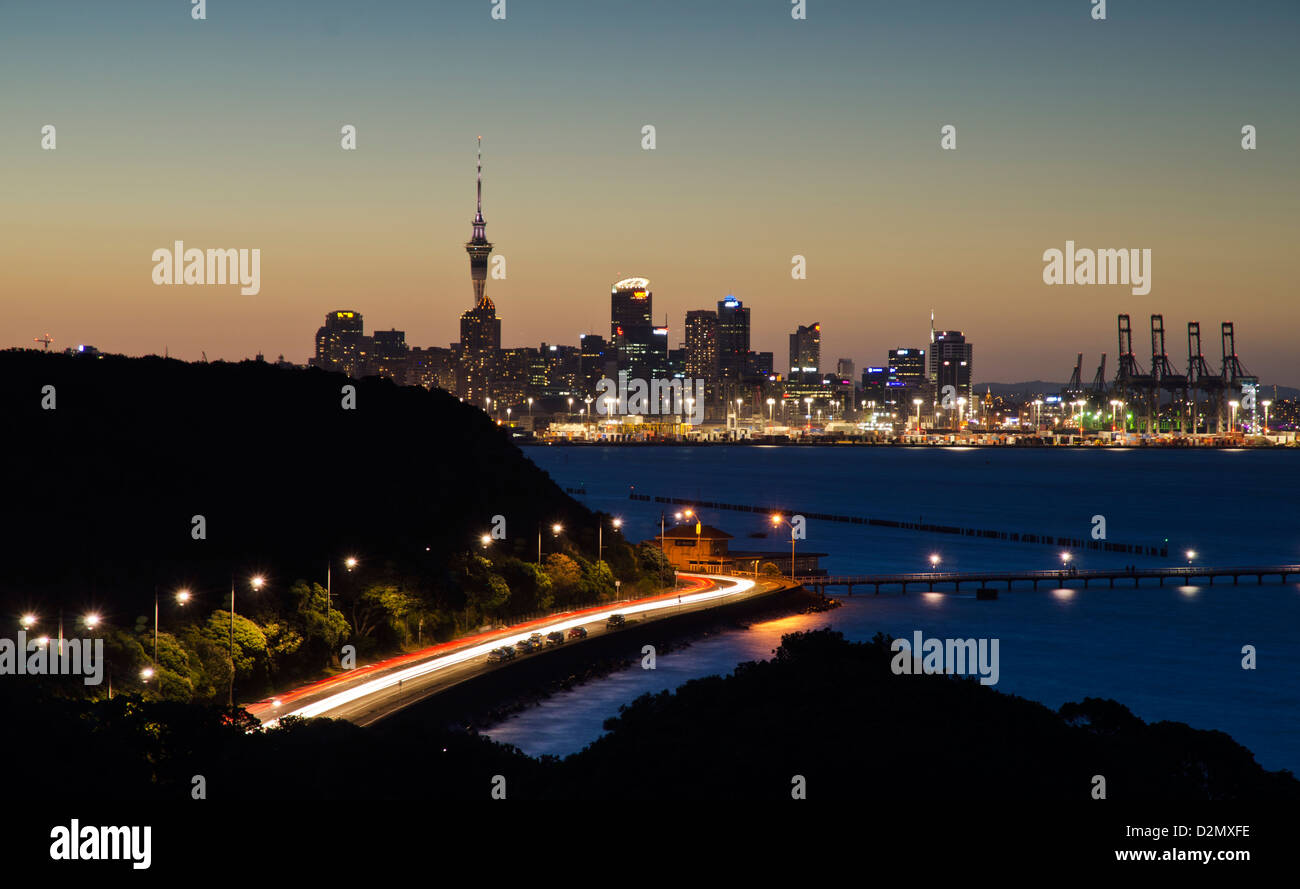 Auckland City da Joseph Savage monumento di notte Foto Stock