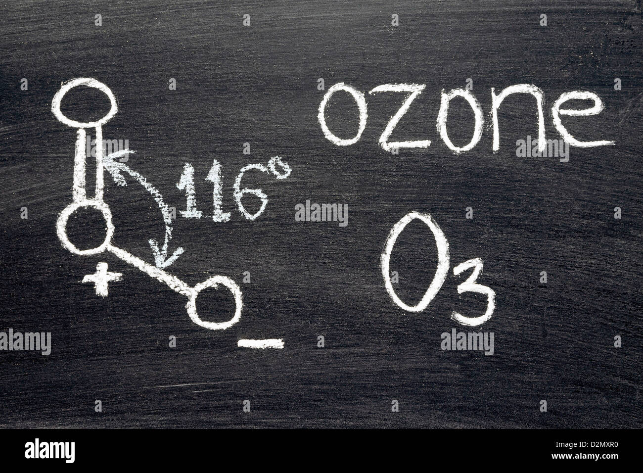 Nome, formula chimica e di struttura schema di ozono manoscritta su lavagna Foto Stock