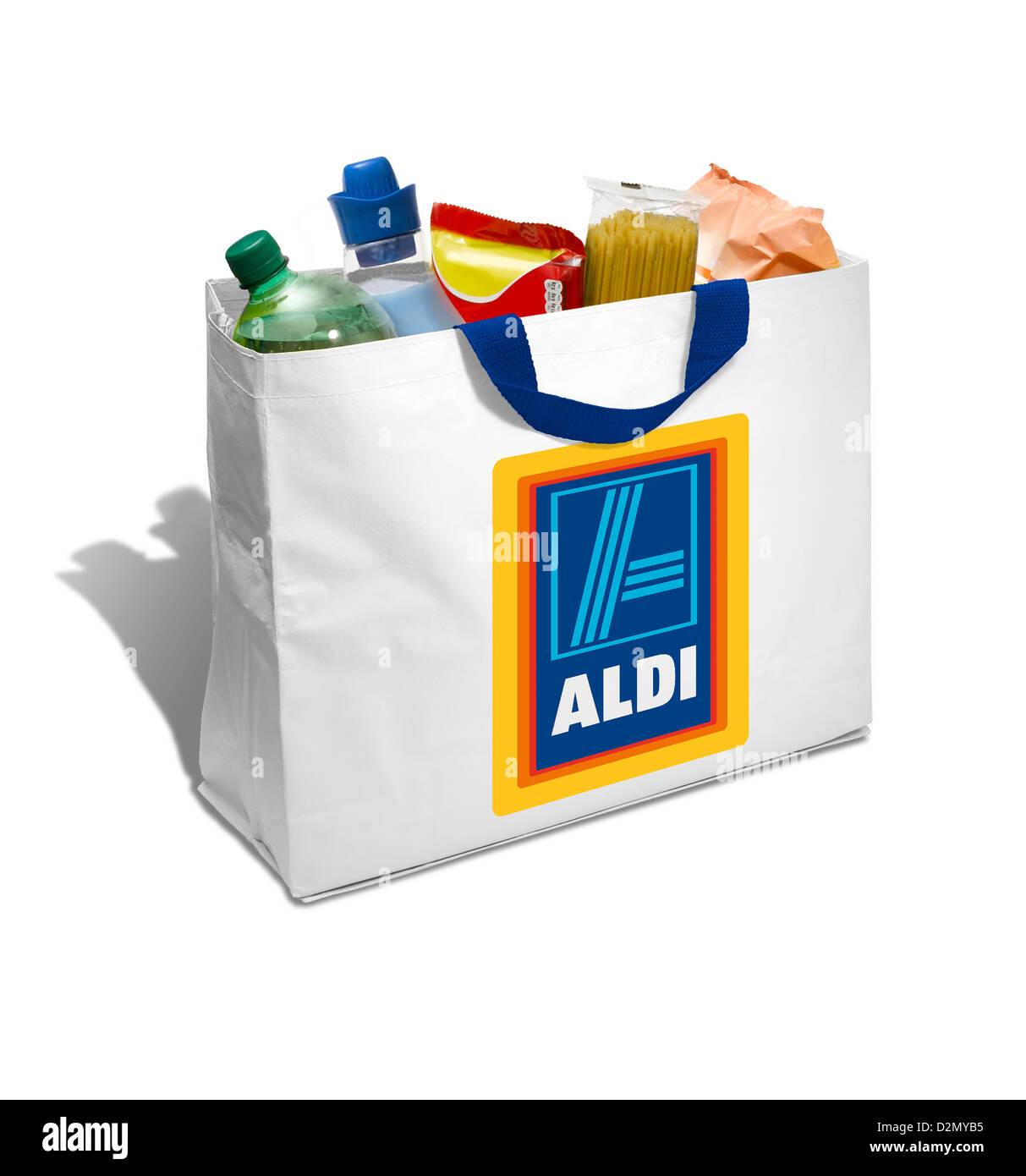 Un bianco Aldi shopping bag piena di negozi di generi alimentari su sfondo bianco Foto Stock