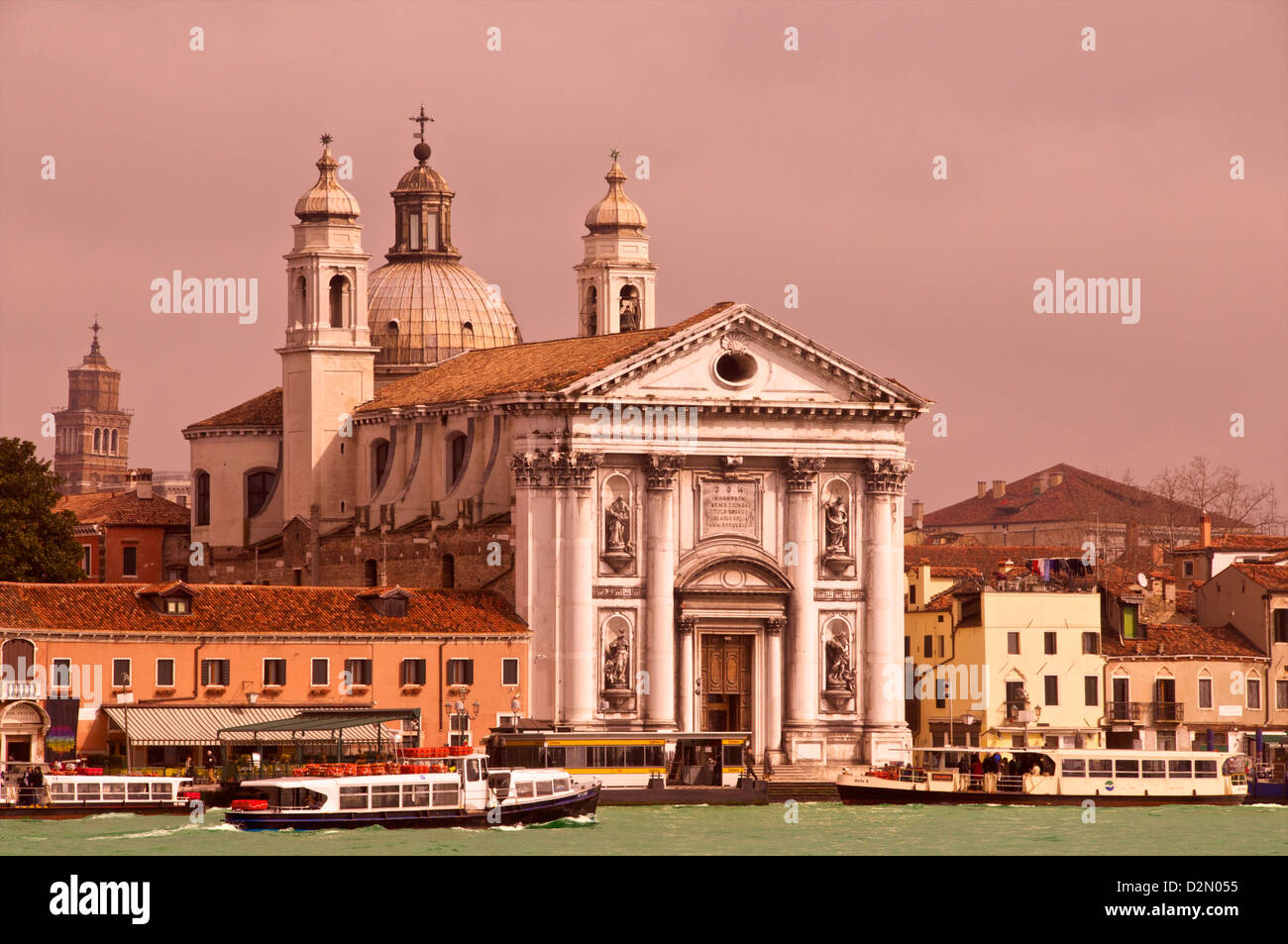 La facciata della chiesa Gesuati, Zattere e il Canale della Giudecca con il vaporetto in serata, Venezia, Veneto, Italia Foto Stock