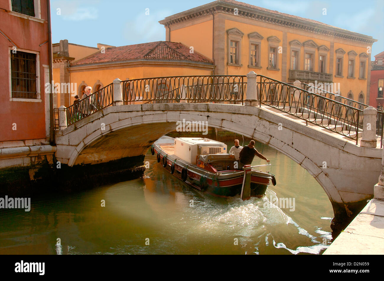 Ponte sul canal grande e con merci di barca, Venezia, Sito Patrimonio Mondiale dell'UNESCO, Veneto, Italia, Europa Foto Stock